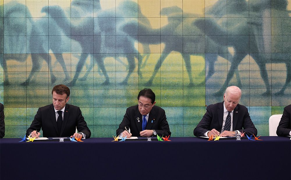 G7 Leaders sign the Guest Book during their visit to Hiroshima Peace Memorial Museum 2