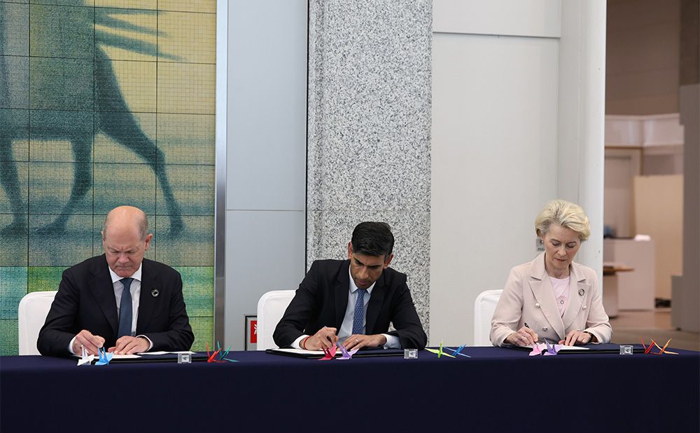 G7 Leaders sign the Guest Book during their visit to Hiroshima Peace Memorial Museum 3