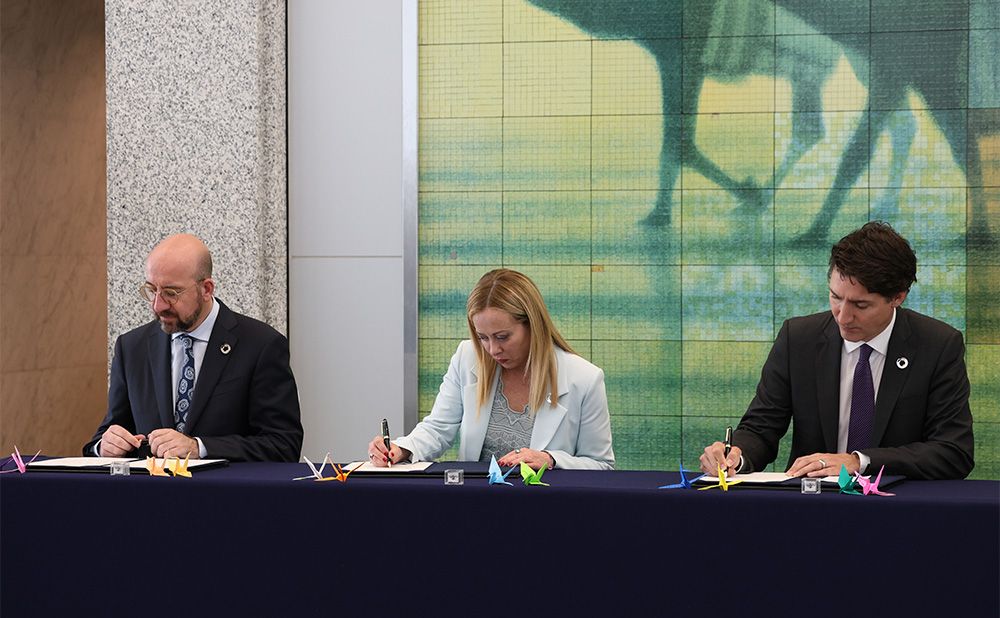 G7 Leaders sign the Guest Book during their visit to Hiroshima Peace Memorial Museum 4
