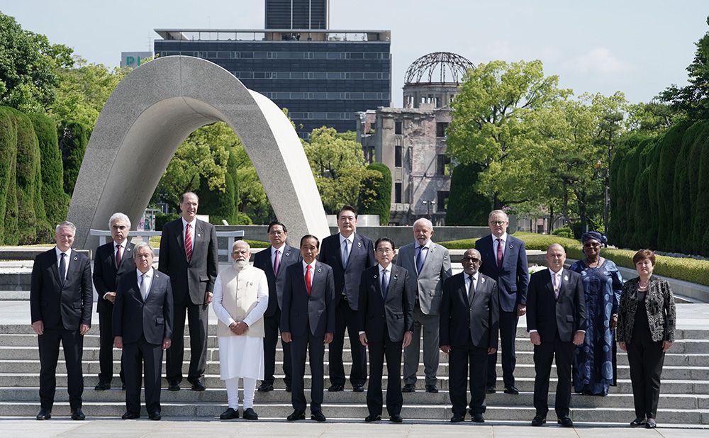 Group photo of Prime Minister Kishida and heads of invited countries and international organizations at Peace Memorial Park