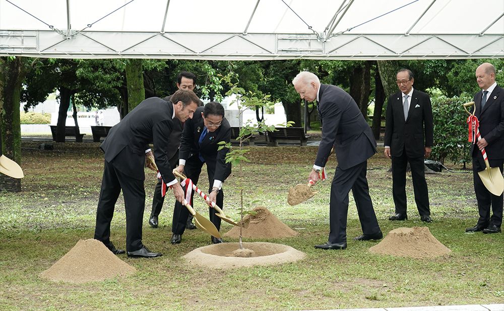 G7 Leaders plant cherry tree at Peace Memorial Park 1