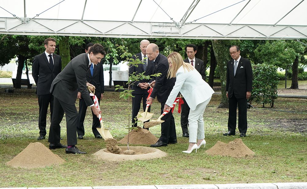 G7 Leaders plant cherry tree at Peace Memorial Park 2