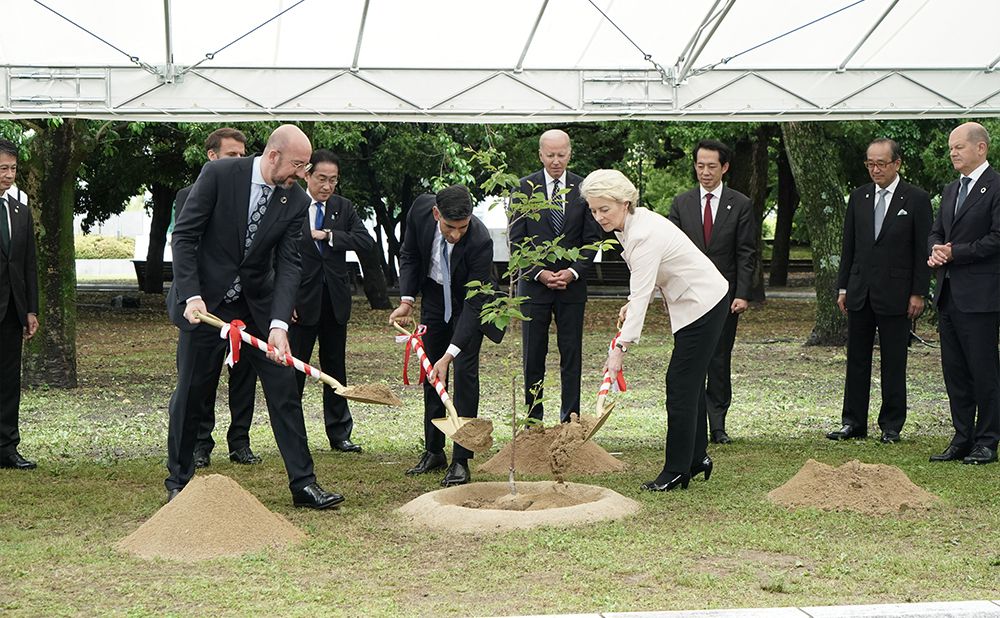 G7 Leaders plant cherry tree at Peace Memorial Park 3