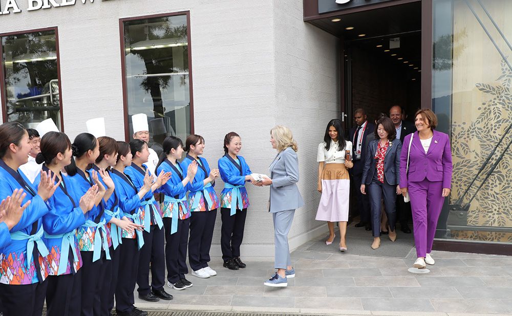 The student volunteers with G7 Leaders' Spouses