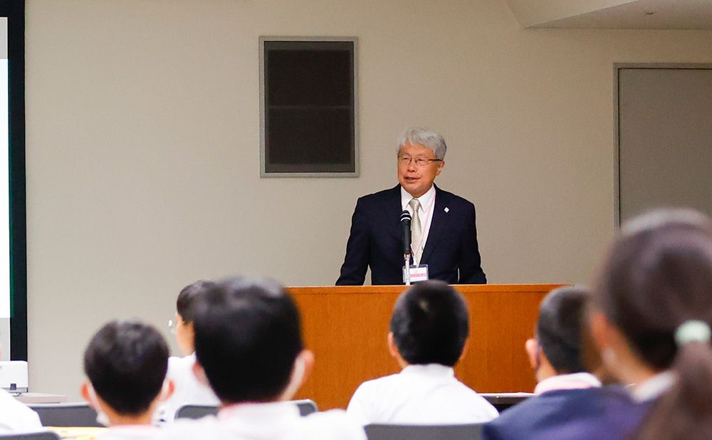 Hiroshima Summit Prefectural Council Secretary-General Kenji Yamane welcomes elementary school students
