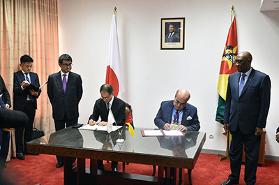 A photo of E/N signing ceremony held in the presence of foreign ministers from both countries