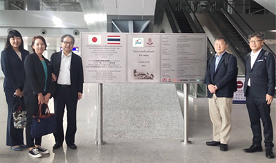 ODAで建設されたことを示すプレートがバンスー中央駅構内に掲示されている写真。
