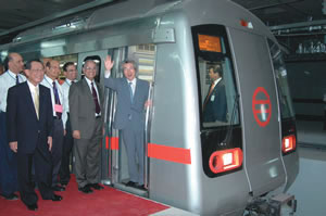 Prime Minister Koizumi to ride the subway train in India (Delhi Metro) constructed with the assistance provided by Japan. The Delhi Metro was constructed with the objective of alleviateing traffic congestion and reducing air pollution in New Delhi, the capital city of India (Photo: JBIC)