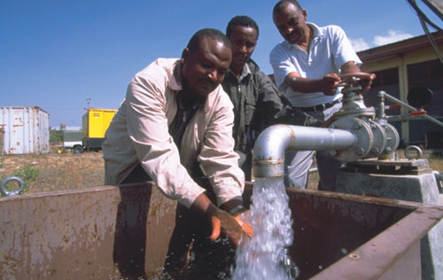 Assistance for safe water supplies is one of the most important tasks in Japan's assistance to Africa (Ethiopia) (Photo: JICA)
