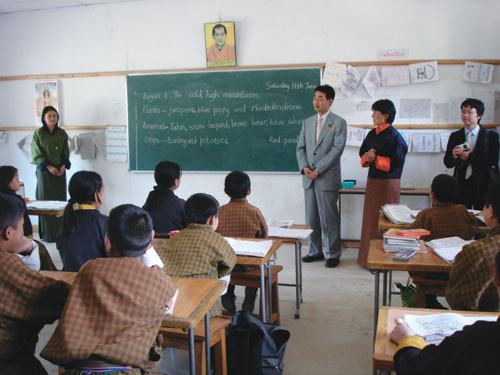 Parliamentary Secretary for Foreign Affairs Kawai visiting Rinchen Kuenphel Lower Secondary School in Bhutan