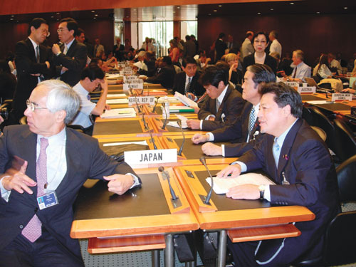 Parliamentary Secretary for Foreign Affairs Fukushima (Right of photograph, close to the camera) attending the general council of the WTO