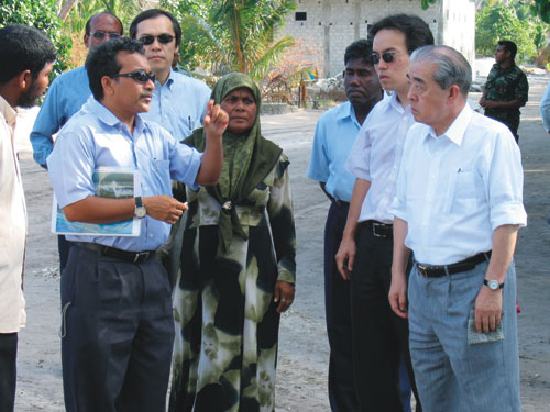 Senior Vice-Minister for Foreign Affairs Tanigawa visiting Maldives to inspect the damage from the tsunami
