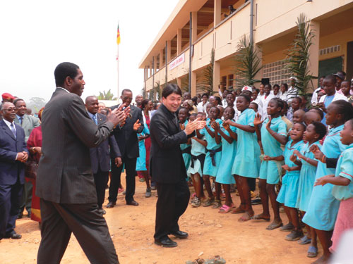 Parliamentary Secretary for Foreign Affairs Itsunori Onodera visiting the Sangmelima Primary School built through Japanese grant aid cooperation (Cameroon)