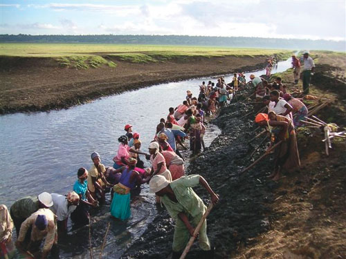 Farmers building irrigation facilities (Photo: JICA)