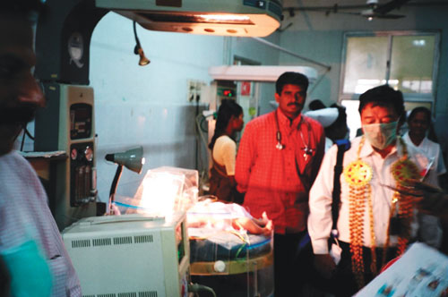 Mr. Matsumoto observing a hospital in India (Photo: Association for Promotion of International Cooperation (APIC)