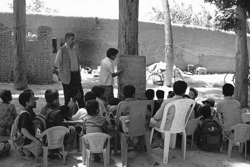 Students studying under the shade of a tree at Maulana Jalaluddin High School (Photo: JICA)