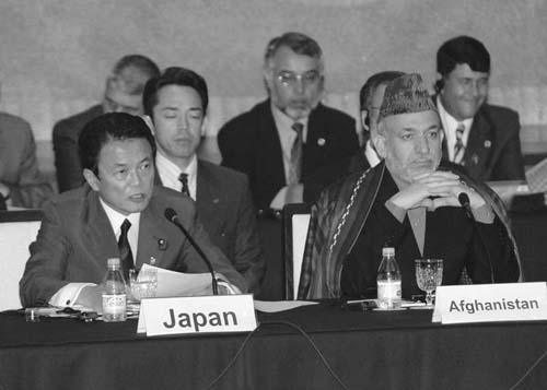 Photograph of Foreign Minister Aso and President Karzai