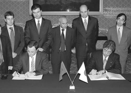 Foreign Affairs Senior Vice-Minister Takeshi Iwaya signing a technical cooperation agreement with the Republic of Albania