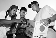 7. Distribution of aid resources from Japan to disaster victims in Indonesia (Photo: IOM /Jonathan Perugia/OnAsia 2005)