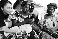 12. Administering polio vaccines in Senegal (Photo: JICA)