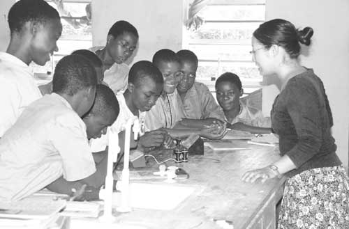 An in-service teacher giving instruction in mathematics and science as a Japan Overseas Cooperation Volunteer (Malawi)(Source: Yoshiki Kaki)