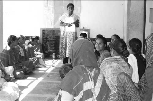 Lively discussions taking place at an SHG meeting (Source: LIFE)