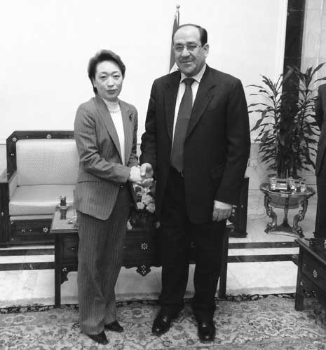 State Secretary for Foreign Affairs Seiko Hashimoto talking with Iraqi Prime Minister Nouri al-Maliki 