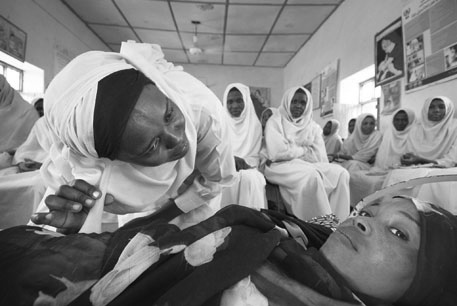 A student of a UNFPA-supported midwifery school providing antenatal care (Sudan)© Sven Torfinn/Panos/UNFPA