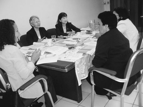 Giving advice to relevant persons of the Dominican Republic (Second and third from left, Ms. Consuelo and Ms. Ogawa) (Photo: Ms. Ogawa)