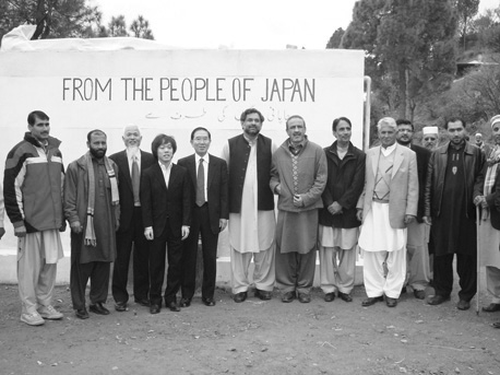 In front of the completed water facility (third from left, Mr. Kakehi) (Photo: Mr. Kakehi)