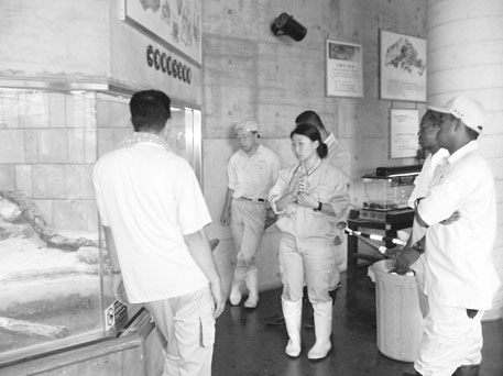 Training on display method (Photo: Ms. Tanaka)
