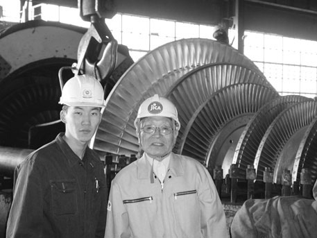 In front of a steam turbine with a young engineer (right, Mr. Yasumoto) (Photo: Mr. Yasumoto)