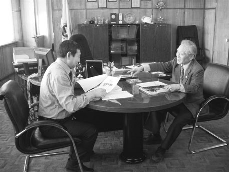 Discussion about technology with Executive Director Tseveen (left, Executive Director) (Photo: Mr. Yasumoto)