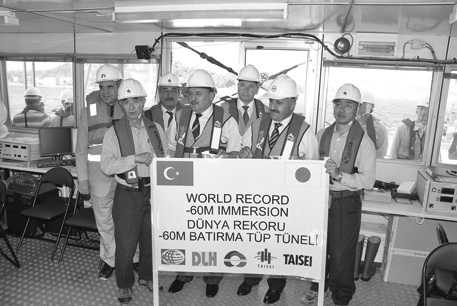 After placing the tunnel segments on the seafloor, 60m below surface (a world record for deepest seafloor)(far right, Mr. Koyama) (Photo: Mr. Koyama)