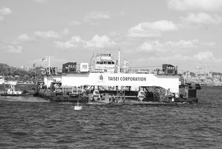 WWorkboat that submerges the tunnel segments (Photo: Mr. Koyama)