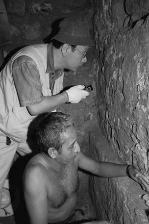 Providing assistance at the excavation site (left, Professor Nakamura) (Photo: Professor Nakamura)