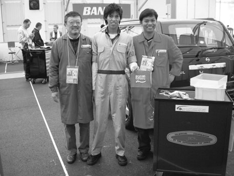 Saudi representatives at the WorldSkills Competition in Shizuoka (center, Mr. Othman; left, Mr. Kaito) (Photo: Mr. Kaito)
