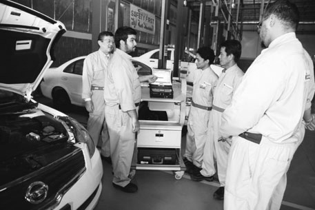 Teaching the instruction method for using the fault diagnosis equipment (Photo: Mr. Kaito)