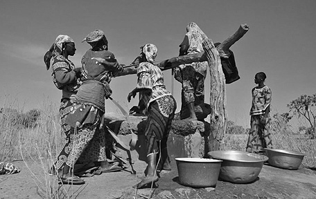Nigerien women draw water from a well in a village where a Japan Overseas Cooperation Volunteer works (Photo: Seico Tamai)