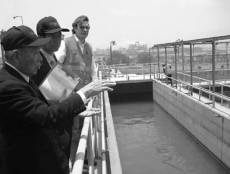 A Japanese evaluation team inspects the site of the “North Lima Metropolitan Area Water Supply and Sewerage Optimization Project” that Japan implemented in Peru