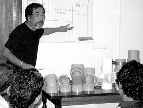 A Japanese specialist conducts training on pipe connections(Photo: Yachiyo Engineering)