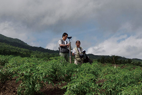 An expert taking GPS measurements on Mayon Volcano in the Philippines (Photo: JICA)