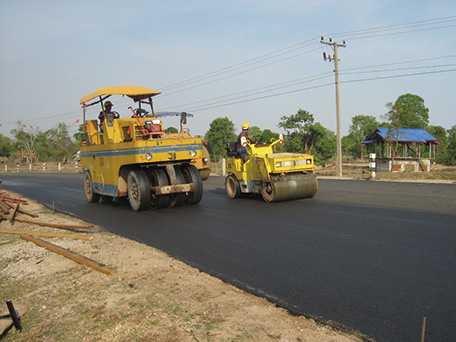 A project to improve roadway maintenance capabilities in Laos. Repairs were done in badly damaged areas. (Photo: JICA/International Development Center of Japan/Oriental Consultants)