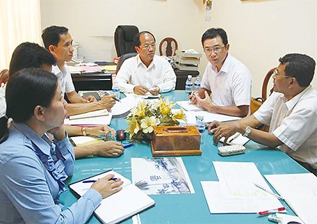 Mr. Kawasaki confirms financial condition and offers guidance for improvement to the staff of the Kampot Water Supply Authority (second from the right) (Photo: Takayuki Kawasaki)