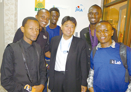 Mr. Yamanaka with the students and ICT entrepreneurs of kLab (Photo: Atsushi Yamanaka)