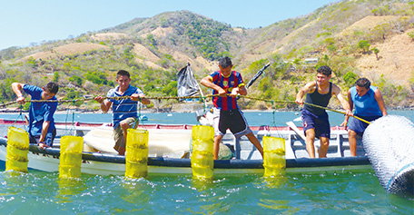 Oyster aquaculture at the island of Conchaguita in the Gulf of Fonseca in the Department of La Unión. (Photo: Christopher Escobar)