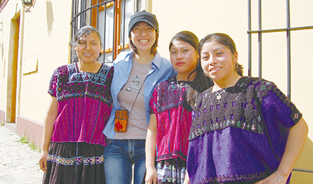 Ms. Sugiyama with Tzotzil women who are members of the producers’ union. In front of the Maya Vinic Café. (Photo: Seiko Sugiyama)