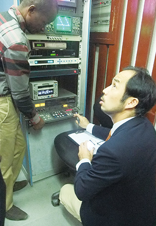 A JICA expert giving instructions in the Benguela station, a national broadcasting station of Angola. (Photo: Kayo Omachi / JICA Angola Field Office)