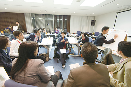 Discussions in a group work activity at a seminar for peacebuilding human resource development project held at the United Nations University (UNU).(Both photos: The Hiroshima Peacebuilders Center (HPC))