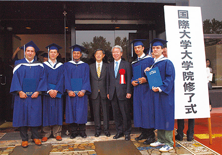 First graduates of the PEACE Project from International University of Japan (Niigata Prefecture) (Photo: JICA)